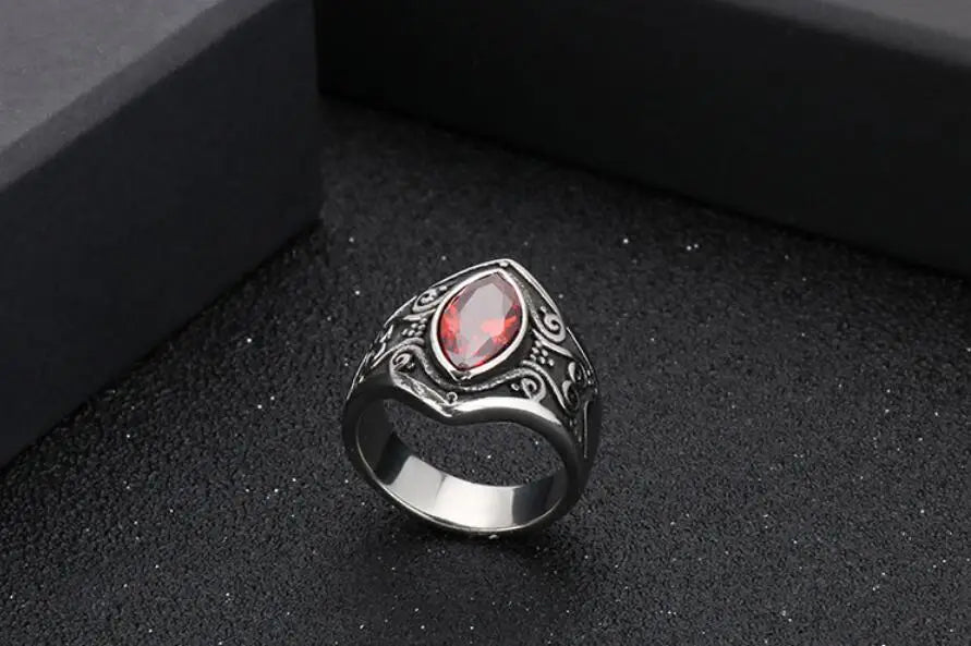 Anillo Gótico de Acero – Piedra Roja & Energía Mística