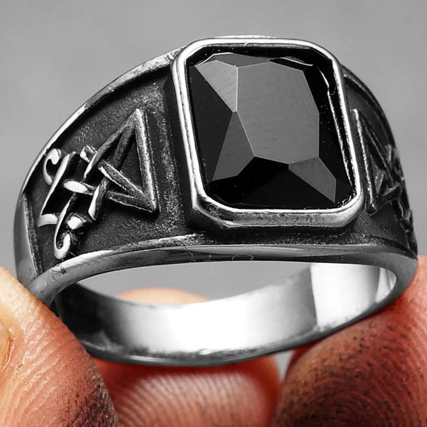 Anillo de Acero – Gema Negra & Estilo Gótico