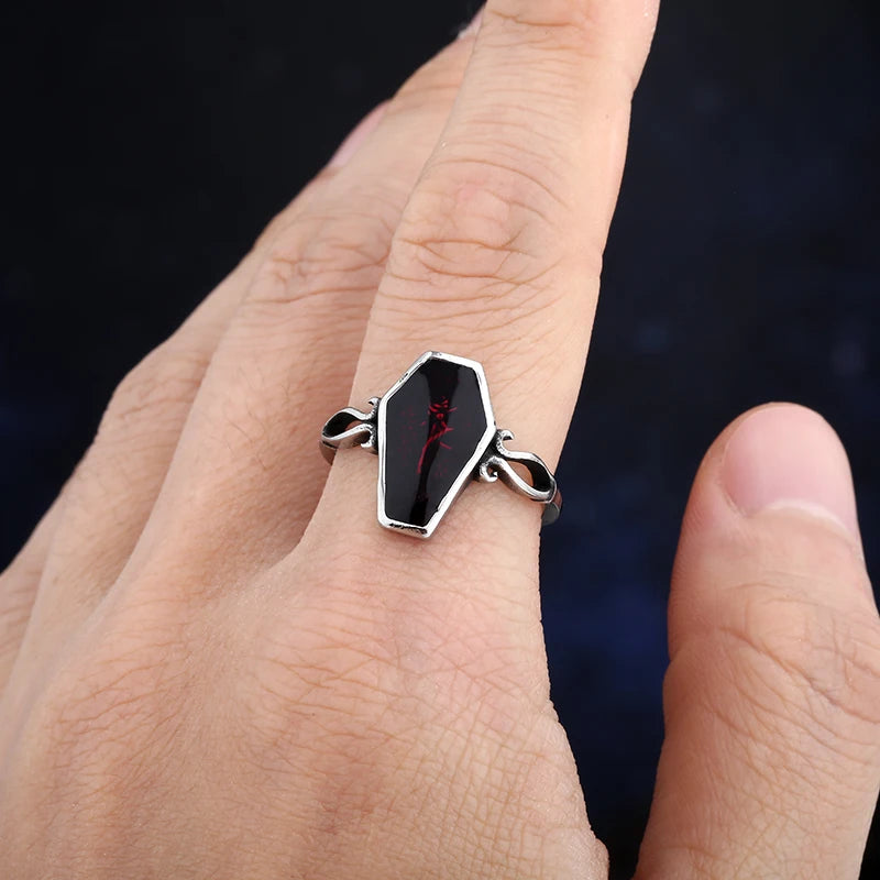 Anillo Gótico – Diseño de Ataúd & Resina Roja