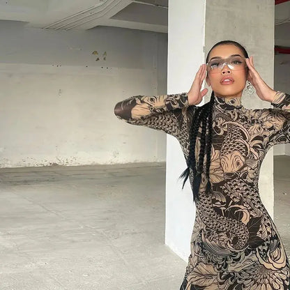 Vestido Largo Gótico ‘Corriente Oculta’ – Elegancia Oscura con Cuello Alto y Estampado Místico