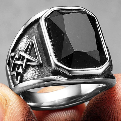 Anillo de Acero – Gema Negra & Estilo Gótico