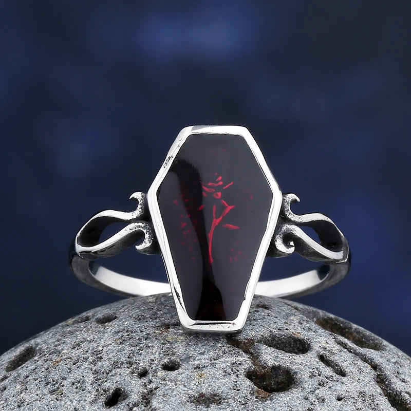 Anillo Gótico – Diseño de Ataúd & Resina Roja