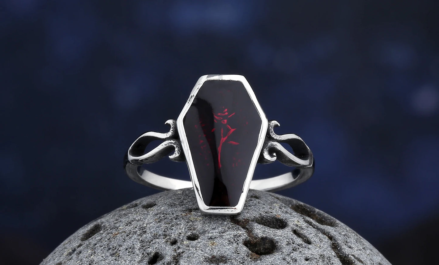 Anillo Gótico – Diseño de Ataúd & Resina Roja